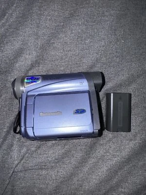 Panasonic PV-GS12 Mini DV Hybrid Camcorder 20x Zoom No Power - Image 1 of 4