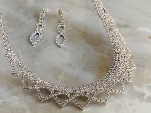IMPRESIONANTE ~ HECHO CON LOS MEJORES CRISTALES DE SWAROVSKI ~ TONO PLATEADO~ COLLAR CON PENDIENTES - Imagen 1 de 6