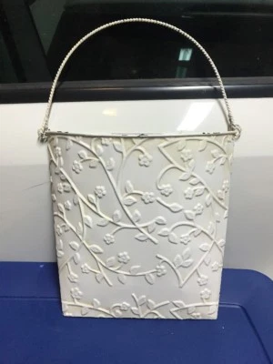 Cubo de flores de hojalata prensada Southern Living At Home 40046  Foto 1 de 4