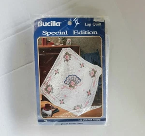 Bucilla Special Edition Lap Quilt Kreuzstich Wandbehang Bastelset 63997 NEU - Bild 1 von 6