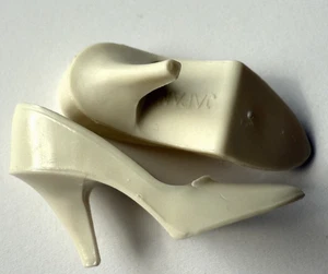 Vintage 1960s Barbie JAPAN Ecru Closed Toe Heels / Pumps / London Tour Shoes, - Picture 1 of 4