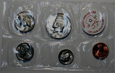 1982 Souvenir Mint Set Including P and D coins Uncirculated In Cellophane SCARCE - Image 1 of 3