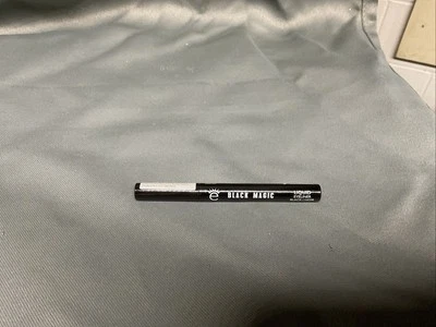 Delineador de ojos líquido Black Magic de viaje talla 0,01 oz/,3 ml - negro Foto 1 de 3