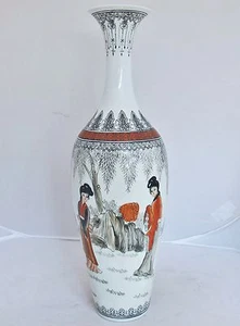 Jarrón de porcelana vintage chino Famille rosa con cáscara de huevo de 14,25" con árboles y 3 damas - Imagen 1 de 12