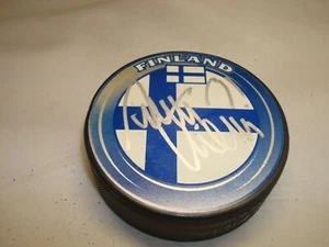 Disco de hockey Antti Niemi firmado por el equipo finlandés autografiado 1A - Imagen 1 de 2