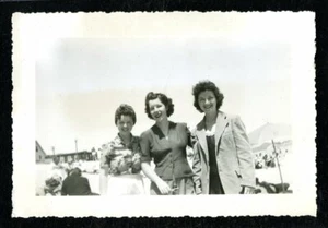 Vintage Photo PRETTY POST WAR GIRLFRIENDS AT CAPE COD BEACH 1940's 02 - Picture 1 of 1