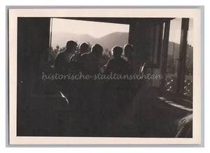 Hermosa toma de siluetas de familia comiendo - foto antigua - Imagen 1 de 2