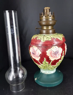 Lampe à pétrole ancienne en céramique décor fleurs pied vert bois tube cristal - Photo 1/4
