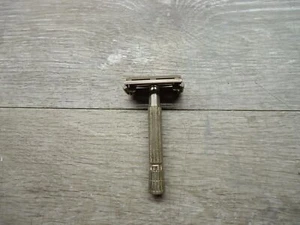 GILLETTE D-3  SAFTEY RAZOR  - Picture 1 of 3