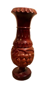 Holzvase, handgeschnitzt, mit Trauben- und Weinlaubemblem - Picture 1 of 2