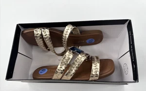Sandali Nine West donna 6,5 oro cinturino slip on slide tessuto piatto lucido NUOVI - Foto 1 di 10