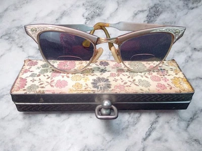 Gafas y estuche de aluminio grabado Cateye rosa polvoriento óptico americano años 50 MCM Foto 1 de 4