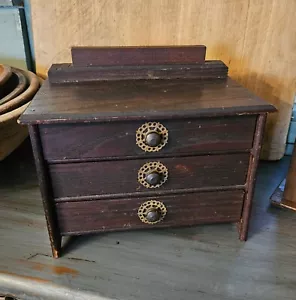 ANTIKE SCHÖNE KLEINE PUPPENKOMMODE AUS HOLZ ANFANG 1900 EDWARDIANISCHE BÄREN & PUPPEN - Bild 1 von 22