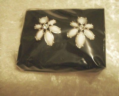 Aretes de gran tamaño blancos con racimos florales  Foto 1 de 3