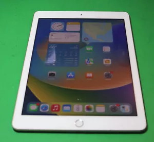 Apple iPad 5th Gen A1822 2017 9.7" - 32GB Wi-Fi - Unlocked - Picture 1 of 3
