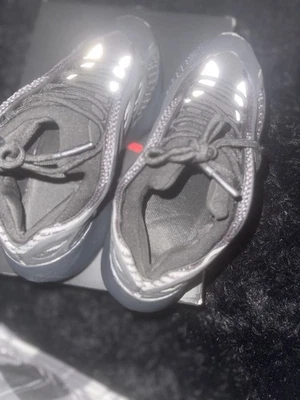 Yeezy 700 V3 Size 6.5 - Image 1 of 4