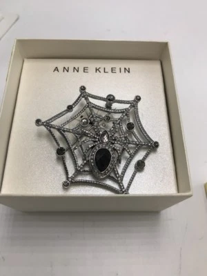 Pin de tela de araña Anne Klein $28 Foto 1 de 4
