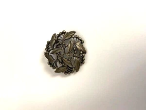 Eine Zinn Vintage 70er Brosche Anstecknadel Stechpalmenblätter und Beeren Natur inspiriert - Bild 1 von 2