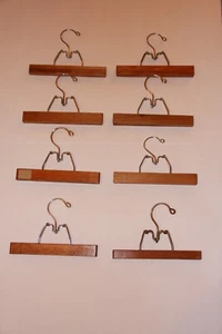 8 Vintage Holz Hosen Rock Holz Hangars - Bild 1 von 4