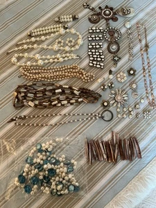 Job Lot of Broken Jewellery for Craft/Pictures Pearls / Metal B - Picture 1 of 3
