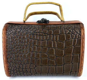 Cartera de cuero vintage hecha a mano de madera marrón y cocodrilo en relieve - puesta en escena - utilería - Imagen 1 de 7