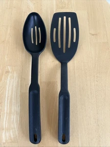 Pampered Chef ~ LOTE DE 2 ~ Cuchara y espátula ranurada de nailon negro ~ Retirada - Imagen 1 de 2