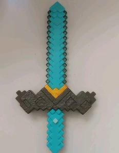 Mattel Minecraft Spada e Piccone Giocattolo 2 in 1, Pulsante Attivato Click & Switch - Foto 1 di 6