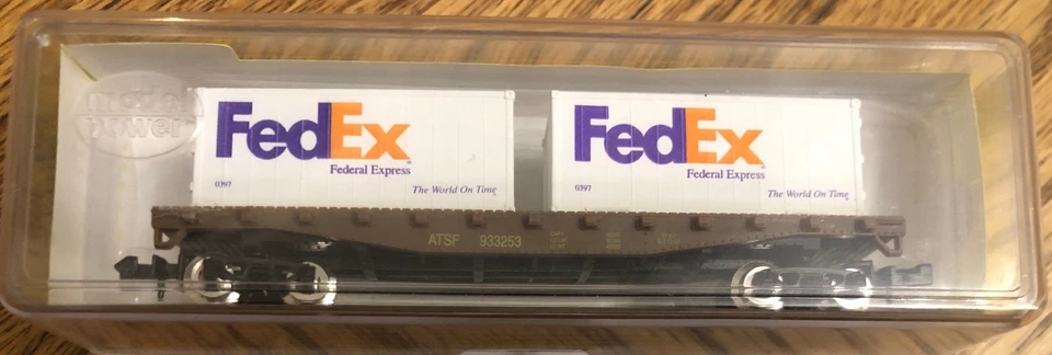 Model Power 4051 N Scale 50' Flat Car with two FedEx containers - Image 1 of 2