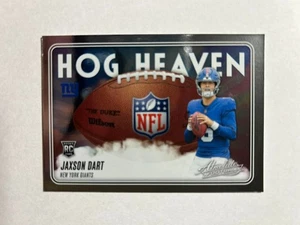 Jaxson Dart RC, Hog Heaven #HH-JDT - 2025 Panini Assoluto - Foto 1 di 1