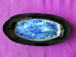 PLATO ESMALTADO OBLONGO DE COLECCIÓN FIRMADO "LEMIUX 99" ESTUDIO DE ARTE CERÁMICA HECHO A MANO 11" - Imagen 1 de 4