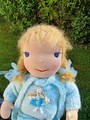 Puppe Stoffpuppe 42 cm Waldorfart Handmade Spielpuppe blond Strickkleidung Doll - Bild 1 von 4