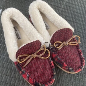 Womens Minnetonka Camp Collar Moc Slipper in Red Autumn Plaid Size 7 - Picture 1 of 7