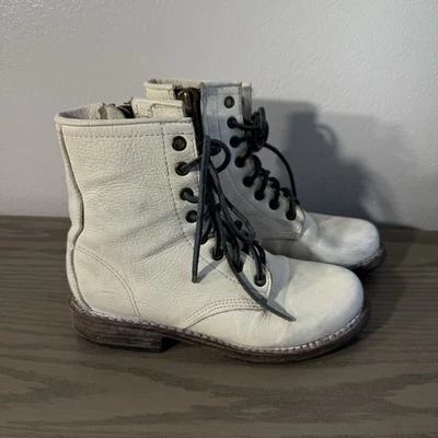 Женские боевые ботинки Freebird By Steven 6 Manchester искусственно состаренные белые на шнуровке - Изображение 1 из 4