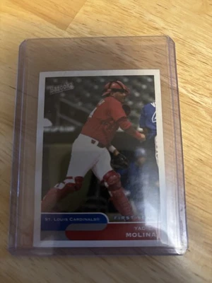 2004 04 Topps Bazooka YADIER MOLINA Mini Rookie Card Throwing Fielding RC #275 - Image 1 of 4