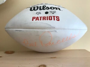 NUEVO ENGLAND PATRIOTS BILL PARCELLS FIRMADO LOGOTIPO BLANCO WILSON NFL FÚTBOL AMERICANO PAUL T. - Imagen 1 de 10