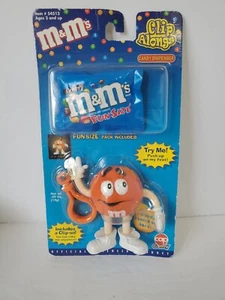 Dispensador de caramelos crujientes naranja Clip Alongs M&M's 2000 #54513 - Imagen 1 de 2