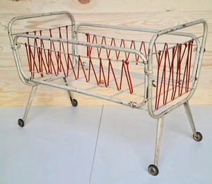 Antico Letto da Bambola Pieghevole Vintage Metallo e Cordini Anni 1950-1960 - Foto 1 di 21