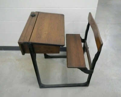 Escritorio escolar grande antiguo vintage de hierro y roble con tintero - Nashville, TN Foto 1 de 4