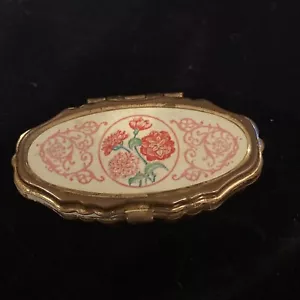 Caja de píldoras de latón, flores de peonía rosa de latón vintage en forma ovalada en la parte superior - Imagen 1 de 5