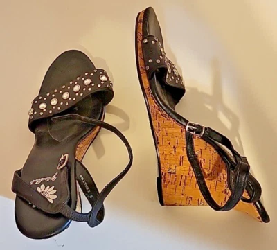 Sandálias de salto cunha Britney de couro preto - caixa amarela preta tamanho 8 - Imagem 1 de 4