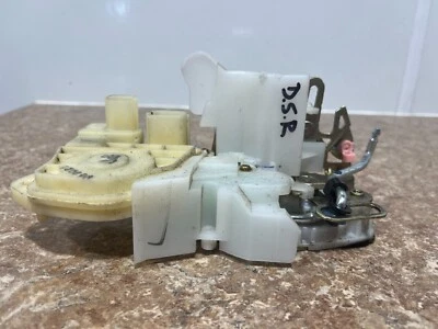 2005 HONDA CR-V ЛЕВАЯ ЗАЩЕЛКА/ПРИВОД ЗАДНЕЙ ДВЕРИ СО СТОРОНЫ ВОДИТЕЛЯ - Изображение 1 из 4