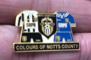 SELTENE FARBEN VON NOTTS COUNTY KITS EMAILLE ANSTECKNADEL ABZEICHEN - Bild 1 von 1