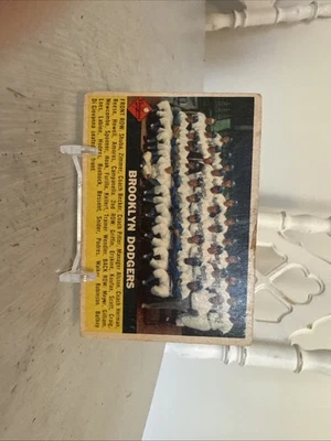 1956 TOPPS #166 BROOKLYN DODGERS TEAM CARD COM JACKIE ROBINSON E KOUFAXGRAY BACK - Imagem 1 de 2