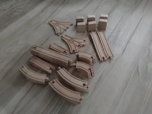 Konvolut Holzeisenbahn Schienen (32 Stück) Thomas and Friends oder Brio - Bild 1 von 4
