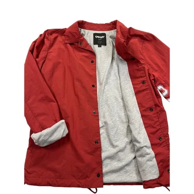 Chaqueta deportiva Oakley para hombre roja frontal a presión con logotipo en la manga talla M Foto 1 de 4