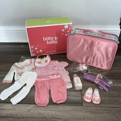 American Girl Bitty Baby DELUXE LAYETTE STARTER trajes maleta rosa Foto 1 de 4