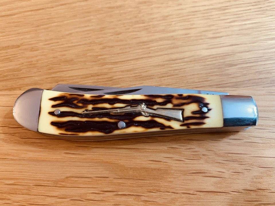 Frost Cutlery 海狸溪折叠捕手 2 刀,步枪盾,全新带盒 — 第 1/4 张图片