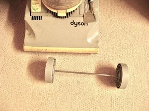 Conjunto de ruedas, eje, circlips Dyson de una aspiradora DC01 gris y amarillo - Imagen 1 de 1