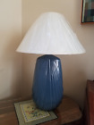 Grande lampe de table vintage années 80 bleu céramique déco renouveau 
