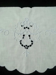 Centrino bianco vintage ricamo azzurro uva e foglie design CD175 - Foto 1 di 6